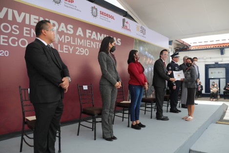 Los deudos recibieron 46 inmuebles que constan de dos recámaras, sala, comedor, cocina, baño completo y patio de servicio, en reconocimiento a nueve policías estatales, seis elementos de Fuerza Civil, dos de la Fiscalía General del Estado (FGE), dos de la extinta Agencia Veracruzana de Investigaciones (AVI) y 27 policías municipales, en beneficio de 175 personas.
