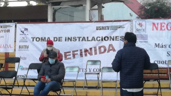 Afiliados a la Unión de Sindicatos Magisteriales del Estado de Veracruz realizan una  toma por tiempo indefinido de ls oficinas centrales de la SEV, acusando falta de atención a sus trámites por parte de la Oficial Mayor Ariadna Selene Aguilar Amaya.   