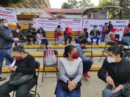 Afiliados a la Unión de Sindicatos Magisteriales del Estado de Veracruz realizan una  toma por tiempo indefinido de ls oficinas centrales de la SEV, acusando falta de atención a sus trámites por parte de la Oficial Mayor Ariadna Selene Aguilar Amaya.    