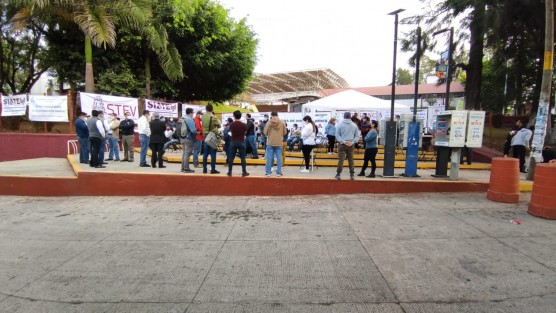 Los inconformes señalan de negligencia a las autoridades educativas, pues mientras a algunos maestros sí se les atiende, en casos como los de ellos, llevan hasta 30 meses en espera de respuesta a sus trámites.