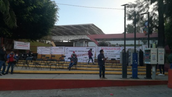 Los inconformes señalan de negligencia a las autoridades educativas, pues mientras a algunos maestros sí se les atiende, en casos como los de ellos, llevan hasta 30 meses en espera de respuesta a sus trámites.