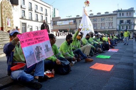 Trabajadores voluntarios y de contrato de Limpia Pública  del Ayuntamiento de Xalapa se manifestaron en plaza Lerdo para exigir a las autoridades municipales salarios y prestaciones laborales.