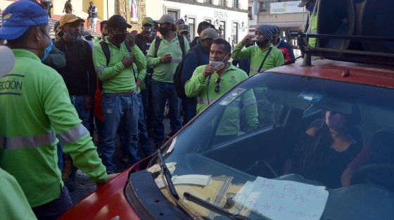 Octavio Vázquez Ramírez, exempleado de dicha área,  quie fue despedido hace unos meses por conducir en estado de ebriedad, encabezó la manifestación, denunciando que a varios trabajadores que laboran en Limpia Pública no reciben sueldo y solo sobreviven de vender lo reciclado.  