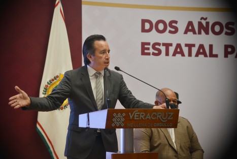 El Gobernador Cuitláhuac García, explicó que el combate a la inseguridad se ha dado tanto en el ámbito de lucha contra la delincuencia, así como las situaciones  que pudieran provocar que la población se involucre en esta actividades. 