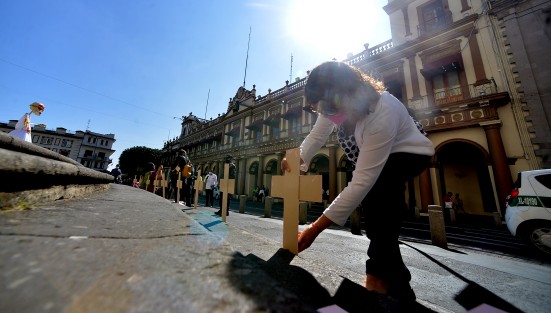 Myriam Lagunes Marín, integrante del Sistema Estatal para Prevenir, Sancionar y Erradicar la Violencia contra las Mujeres, colectivos feministas y asociaciones civiles, colocaron cruces en las escalinatas de la Catedral de Xalapa y posteriormente en la plaza Lerdo,  para denunciar que este año registran 76 feminicidios, 80 homicidios contra mujeres y 260 mujeres desaparecidas en la entidad. 