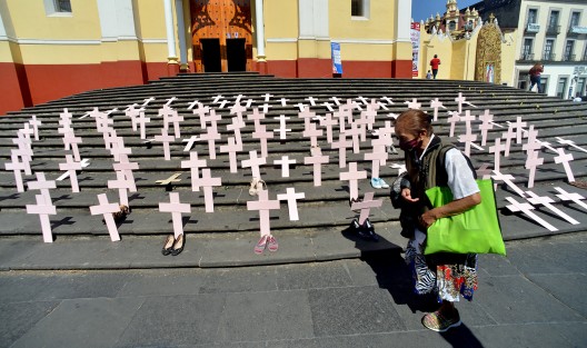 Myriam Lagunes Marín, integrante del Sistema Estatal para Prevenir, Sancionar y Erradicar la Violencia contra las Mujeres, colectivos feministas y asociaciones civiles, colocaron cruces en las escalinatas de la Catedral de Xalapa y posteriormente en la plaza Lerdo,  para denunciar que este año registran 76 feminicidios, 80 homicidios contra mujeres y 260 mujeres desaparecidas en la entidad. 