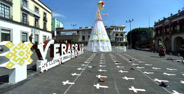 Myriam Lagunes Marín, integrante del Sistema Estatal para Prevenir, Sancionar y Erradicar la Violencia contra las Mujeres, colectivos feministas y asociaciones civiles, colocaron cruces en las escalinatas de la Catedral de Xalapa y posteriormente en la plaza Lerdo,  para denunciar que este año registran 76 feminicidios, 80 homicidios contra mujeres y 260 mujeres desaparecidas en la entidad. 