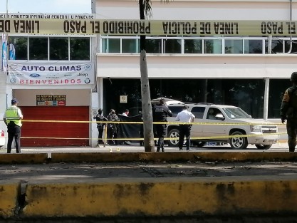 Dos hombres fueron ejecutados mientras otro más resultó herido luego de que fueran atacados a balazos por sujetos a bordo de motos, cuando circulaban en una camioneta  MAZDA de color gris, en las inmediaciones del llamado Puente del Hueleque en pleno centro de la ciudad de Poza Rica. 