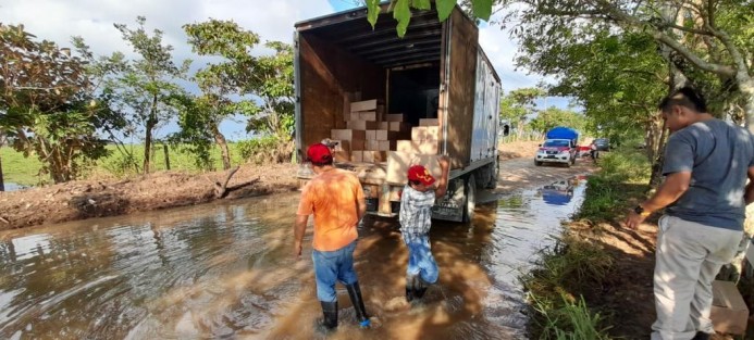 Por las afectaciones en 15 municipios a causa de las fuertes lluvias, el Gobierno de Estado tendió un puente fluvial y aéreo para entregar dos mil 370 despensas y 501 kits de higiene personal en localidades incomunicadas de Agua Dulce, Las Choapas, Cosoleacaque, Minatitlán, Moloacán, Texistepec y Uxpanapa. 