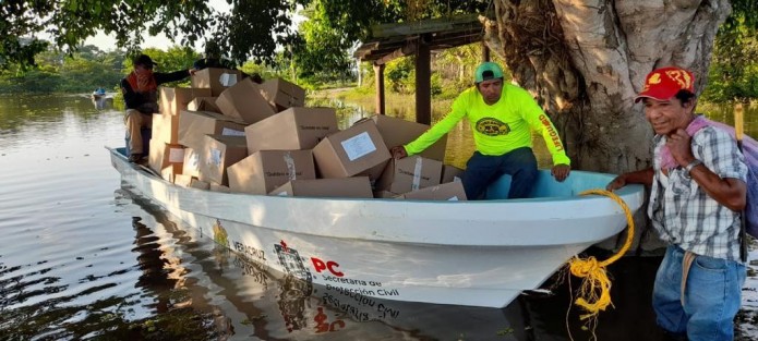 Por las afectaciones en 15 municipios a causa de las fuertes lluvias, el Gobierno de Estado tendió un puente fluvial y aéreo para entregar dos mil 370 despensas y 501 kits de higiene personal en localidades incomunicadas de Agua Dulce, Las Choapas, Cosoleacaque, Minatitlán, Moloacán, Texistepec y Uxpanapa.