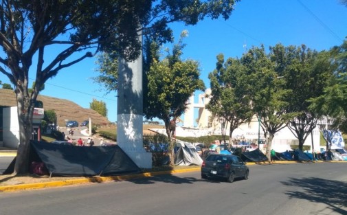 Integrantes de los 400 Pueblos, ahora encabezados por Marco Antonio del Ángel, acampan frente de la Fiscalía del Estado, en espera de informes sobre el estado de las denuncias interpuestas contra el ex Gobernador Miguel Ángel Yunes Linares.  