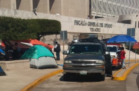 Integrantes de los 400 Pueblos, ahora encabezados por Marco Antonio del Ángel, acampan frente de la Fiscalía del Estado, en espera de informes sobre el estado de las denuncias interpuestas contra el ex Gobernador Miguel Ángel Yunes Linares.  