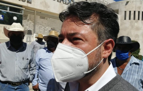 Integrantes de los 400 Pueblos, ahora encabezados por Marco Antonio del Ángel, acampan frente de la Fiscalía del Estado, en espera de informes sobre el estado de las denuncias interpuestas contra el ex Gobernador Miguel Ángel Yunes Linares.  