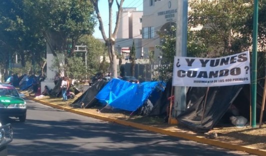 Integrantes de los 400 Pueblos, ahora encabezados por Marco Antonio del Ángel, acampan frente de la Fiscalía del Estado, en espera de informes sobre el estado de las denuncias interpuestas contra el ex Gobernador Miguel Ángel Yunes Linares.   