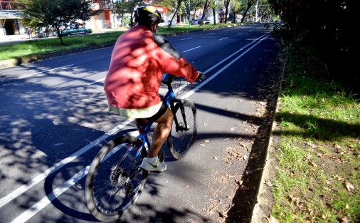 Como se observa, la obra consiste en bacheado y pintura en un ancho que no alcanza ni el metro y medio de la avenida, por la que en efecto, ya se ven ciclistas.  Ni tan magna la obra, ni tan grande la tragedia.