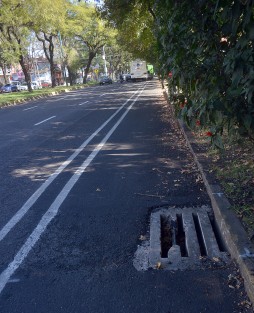 Y como en toda obra, hay detalles que en el papel quizá no se contemplaron. Esperemos, por la seguridad de los ciclistas y los vecinos, éste encuentre una adecuada solución.