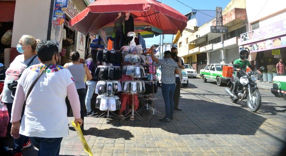 Pese a la pandemia y que administración tras administración se ha intentado retirar al comercio informal de las calles del centro de Xalapa, este se puede apreciar en abundancia en estos días.