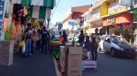 Pese a la pandemia y que administración tras administración se ha intentado retirar al comercio informal de las calles del centro de Xalapa, este se puede apreciar en abundancia en estos días.
