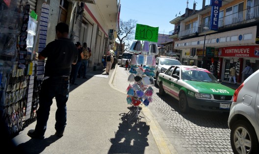 Pese a la pandemia y que administración tras administración se ha intentado retirar al comercio informal de las calles del centro de Xalapa, este se puede apreciar en abundancia en estos días.