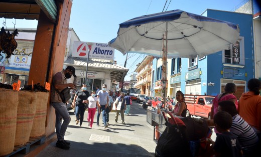 Incluso da la impresión que los inspectores de Comercio ahora están sólo para vigilar que no se salgan de la raya. O quizá por temor a ser linchados por las personas que siempre salen a la defensa de los mismos.  