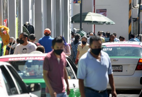 Xalapeños altruistas se aglomeraron en las calles del Centro de Xalapa, con el fin de reactivar la economía local. Ojalá los ahorros que lograrán durante el buen fin, sean suficientes para enfrentar futuras emergencias.  