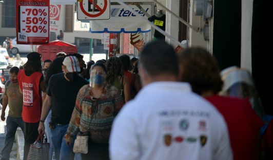 Xalapeños altruistas se aglomeraron en las calles del Centro de Xalapa, con el fin de reactivar la economía local. Ojalá los ahorros que lograrán durante el buen fin, sean suficientes para enfrentar futuras emergencias.  