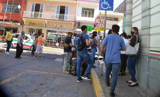 Aunque las oficinas del SAT en Xalapa, supuestamente atienden previa cita, en las afueras de las oficinas se puede observar a los contribuyentes haciendo fila.  Sumando lo estrecho de la calle y la irónica instalación de comerciantes informales frente a la oficina recaudatoria, <em>Susana Distancia</em> solo queda en caricatura.  