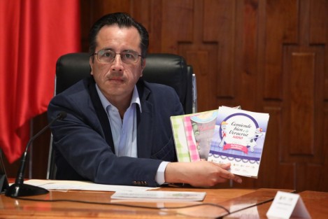 El manual <em>Vida Saludable para Todos</em> es una estrategia integral enfocada en modificar hábitos alimenticios y de higiene, con el propósito de mejorar y fortalecer la salud de la niñez en la etapa escolar, señaló el gobernador Cuitláhuac García Jiménez durante la presentación de este material. 