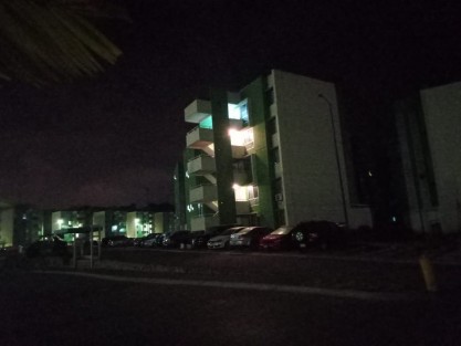 Habitantes del Fraccionamiento Valle Real , de la constructora Carpin, se encuentran a oscuras desde  hace una semana, sin que la constructora responda. Debido a que no se ha municipalizado la zona habitacional, no pueden acudir nial Ayuntamiento de Xalapa ni a CFE para resolver el problema. Un problema recurrente en fraccionadoras.
