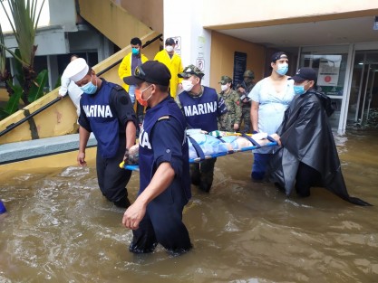 Personal naval brindó apoyo para movimiento y carga de mobiliario en el Hospital General de PEMEX, sumando un total de 150 m3 de carga.
