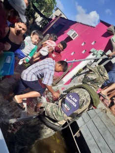 Personal naval en coordinación con Protección Civil evacuó a 472 personas de diversas colonias en el municipio de Centla, mismas que fueron trasladadas a diferentes albergues en los poblados de Ignacio Allende e Ignacio Zaragoza y en las colonias Sabina, 20 de noviembre, Gaviotas, Coquito y Torno Largo. 