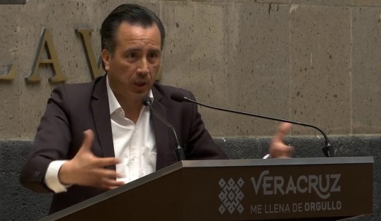 Respecto a la investigación por el homicidio de la alcaldesa de Jamapa, Florisel Ruiz Delfín, el Gobernador señaló que hay avances, , se fortalece una línea de investigación, y  hay otras dos posibles, aunque por la secrecía que amerita el caso, la Fiscalía se ha disculpado incluso con la Mesa para la Construcción de la Paz, para no abundar en información. <em>Yo entiendo a la Fiscal  que diga que no se puede compartir más avances por cuestión de que la investigación está en marcha</em>.
