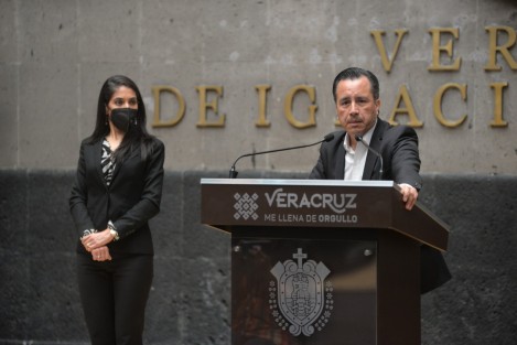 El gobernador Cuitláhuac García Jiménez dio a conocer que existen avances en la investigación por el homicidio de la alcaldesa de Jamapa, Florisel Ríos Delfín, fortalecidos por al menos tres líneas; en este sentido, confió en que la Fiscalía General del Estado (FGE) dará con los responsables materiales e intelectuales, sin dejar espacio a la impunidad.
