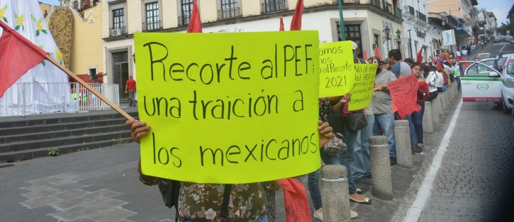 Integrantes del Movimiento Antorchista se manifestaron sobre la banqueta de la calle Enríquez. Protestan por los recortes al Presupuesto para 2021.