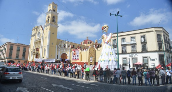 Integrantes del Movimiento Antorchista se manifestaron sobre la banqueta de la calle Enríquez. Protestan por los recortes al Presupuesto para 2021.