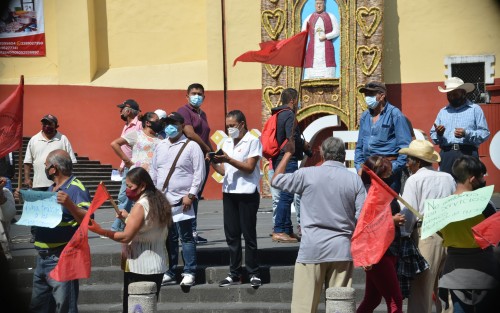 Integrantes del Movimiento Antorchista se manifestaron sobre la banqueta de la calle Enríquez. Protestan por los recortes al Presupuesto para 2021.