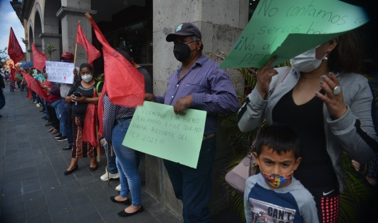 Integrantes del Movimiento Antorchista se manifestaron sobre la banqueta de la calle Enríquez. Protestan por los recortes al Presupuesto para 2021. Su solicitud va a la diputada Dornely García Cayetano, a quien ahora sí los de la organización priista, se refieren como su diputada.