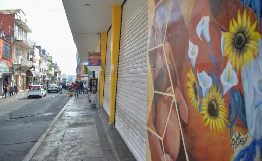 El mercado Jáuregui, en el centro de Xalapa, permaneció dos días cerrado para trabajos de limpieza y fumigación, con la finalidad de prestar un mejor servicio a sus clientes. Este viernes reabren. 