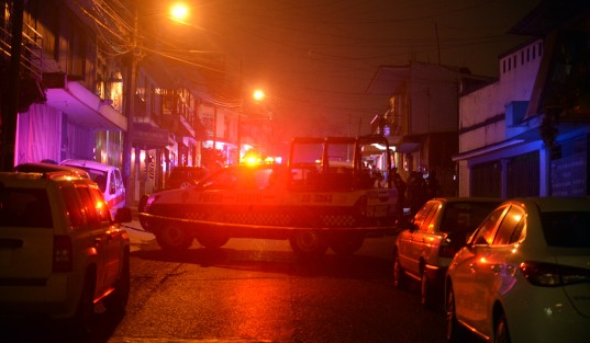 Un hombre fue agredido y asesinado a balazos dentro de un autolavado  ubicado sobre la avenida Prolongación Acueducto de la ciudad de Xalapa.  Personal de la Fiscalía y SSP acordonaron el sitio para realizar los peritajes correspondientes.