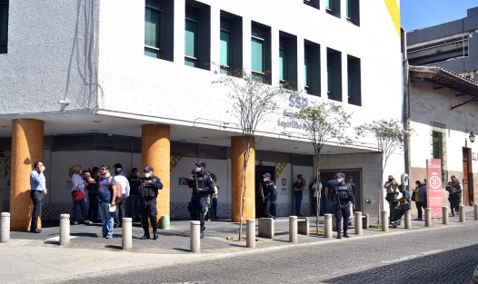 En medio de todo un gran dispositivo de seguridad, el secretario de Seguridad Pública, Hugo Gutiérrez Maldonado, recorrió la manzana donde se encuentra su oficina, como parte del operativo que el Gobierno Estatal implementa para garantizar seguridad durante el <em>Buen Fin</em>.