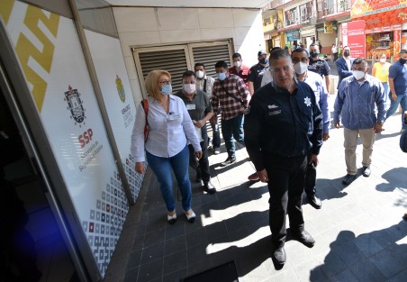 En medio de todo un gran dispositivo de seguridad, el secretario de Seguridad Pública, Hugo Gutiérrez Maldonado, recorrió la manzana donde se encuentra su oficina, como parte del operativo que el Gobierno Estatal implementa para garantizar seguridad durante el <em>Buen Fin</em>.