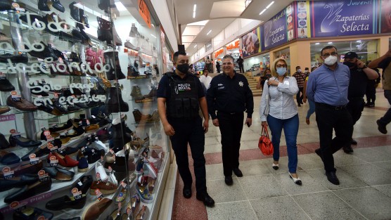 Durante el paseo, comerciantes y clientes de algunas tiendas tuvieron la oportunidad de saludarlo y los compañeros reporteros de entrevistarlo.