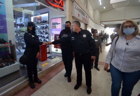Durante el paseo, comerciantes y clientes de algunas tiendas tuvieron la oportunidad de saludarlo y los compañeros reporteros de entrevistarlo.