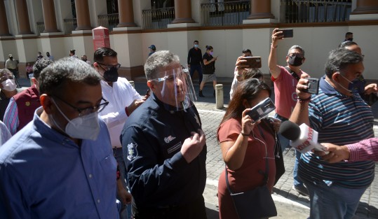 Durante el paseo, comerciantes y clientes de algunas tiendas tuvieron la oportunidad de saludarlo y los compañeros reporteros de entrevistarlo.