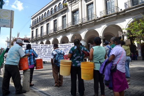 Integrantes de la asociación MILES se manifestaron sobre la calle de Enríquez contra funcionarios del ayuntamiento Xalapa, refieren que fueron despojados de su mercancía y del constante acoso de parte de estos. 