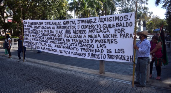 Integrantes de la asociación MILES se manifestaron sobre la calle de Enríquez contra funcionarios del ayuntamiento Xalapa, refieren que fueron despojados de su mercancía y del constante acoso de parte de estos. 