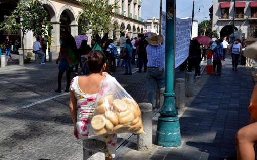 Integrantes de la asociación MILES se manifestaron sobre la calle de Enríquez contra funcionarios del ayuntamiento Xalapa, refieren que fueron despojados de su mercancía y del constante acoso de parte de estos. 