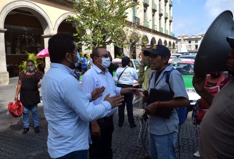 Integrantes de la asociación MILES se manifestaron sobre la calle de Enríquez contra funcionarios del ayuntamiento Xalapa, refieren que fueron despojados de su mercancía y del constante acoso de parte de estos. 