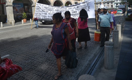 Integrantes de la asociación MILES se manifestaron sobre la calle de Enríquez contra funcionarios del ayuntamiento Xalapa, refieren que fueron despojados de su mercancía y del constante acoso de parte de estos. 