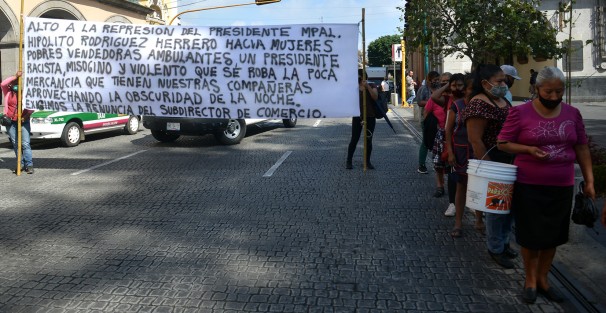 Integrantes de la asociación MILES se manifestaron sobre la calle de Enríquez contra funcionarios del ayuntamiento Xalapa, refieren que fueron despojados de su mercancía y del constante acoso de parte de estos. 